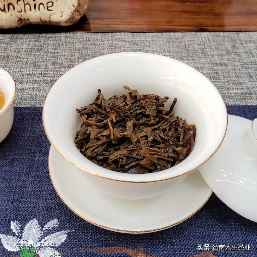 【生茶】
2003年中茶极品13，茶饼乌黑发亮，条索