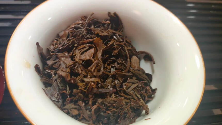 1999年中茶普洱茶烟香砖250克，勐海拼配布朗料，