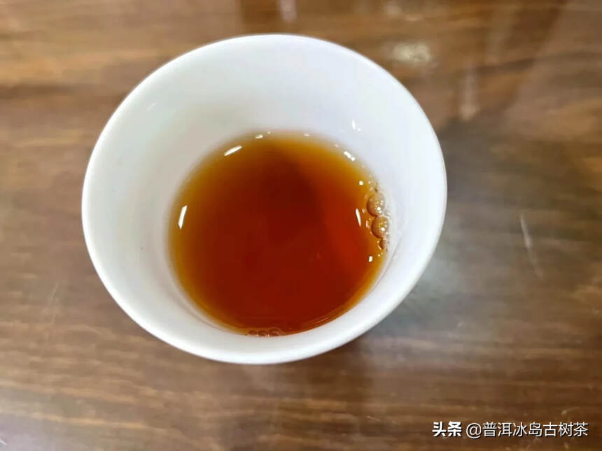 茶，香叶，嫩芽。慕诗客，爱僧家。碾雕白玉，罗织红纱。