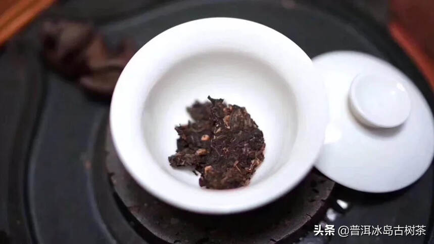 冲一壶茶,品淡淡的茶香,读一本自己喜欢的书,过一个很