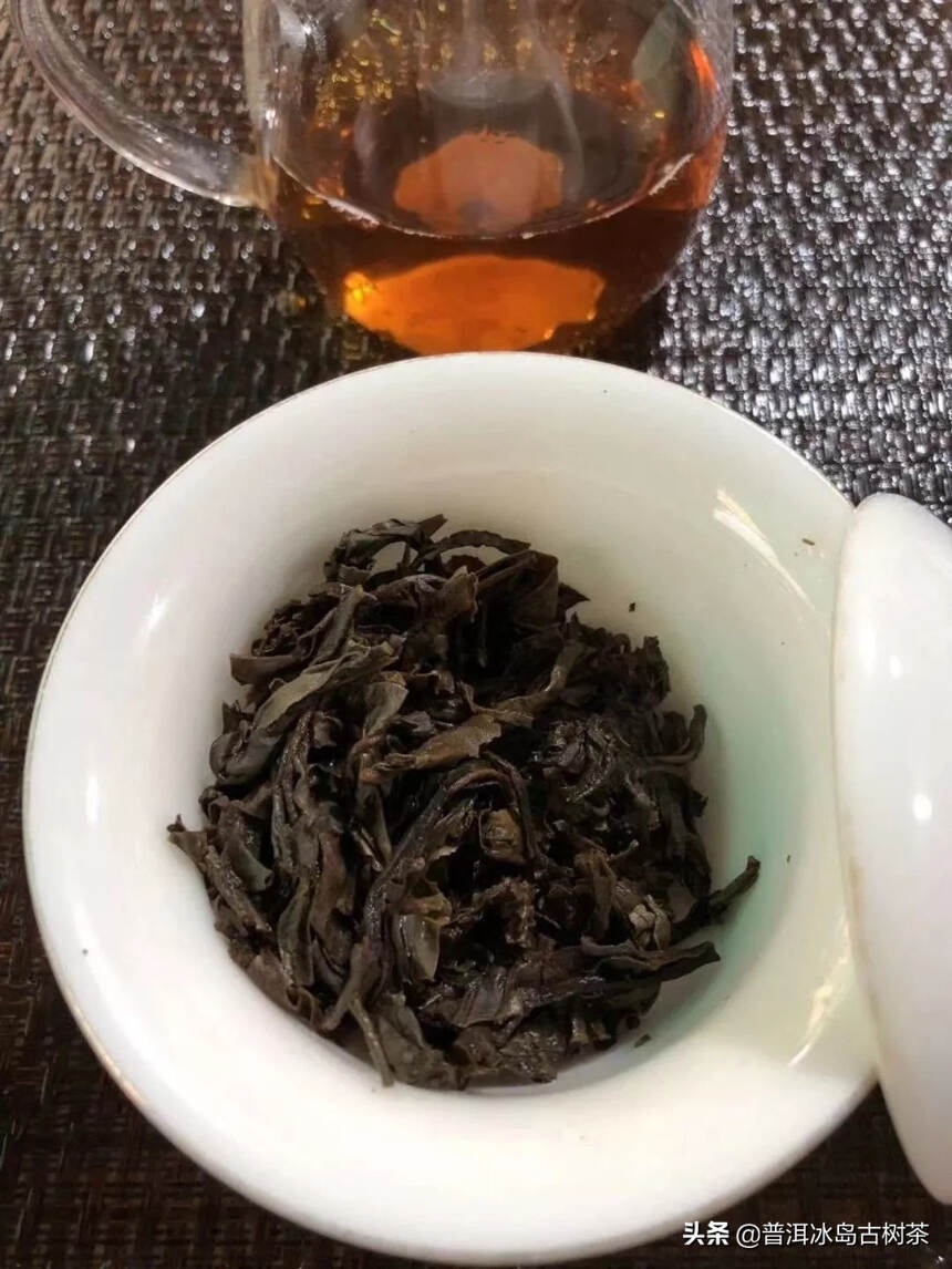 99年勐海茶厂傣文青饼，7542。昆明纯干仓老茶，数