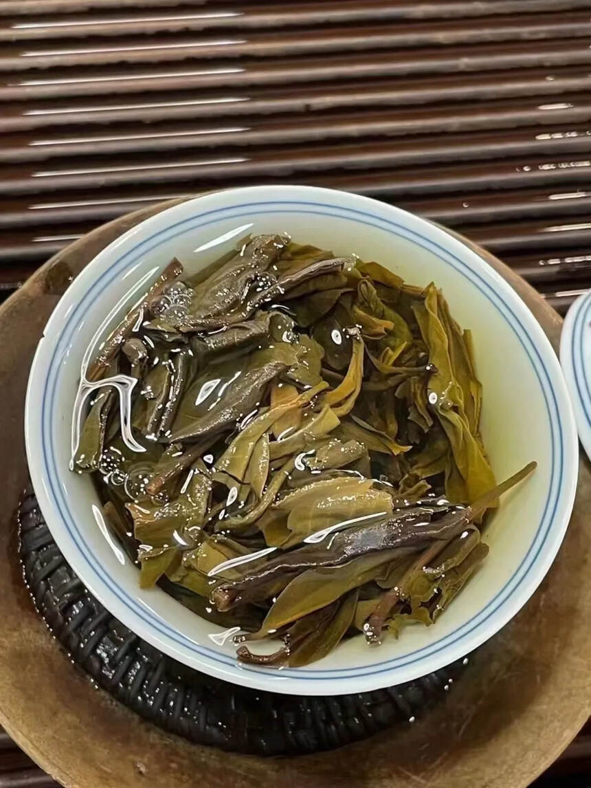 2009年兴海茶厂
班章乔木生态茶王青
入汤的烟香，