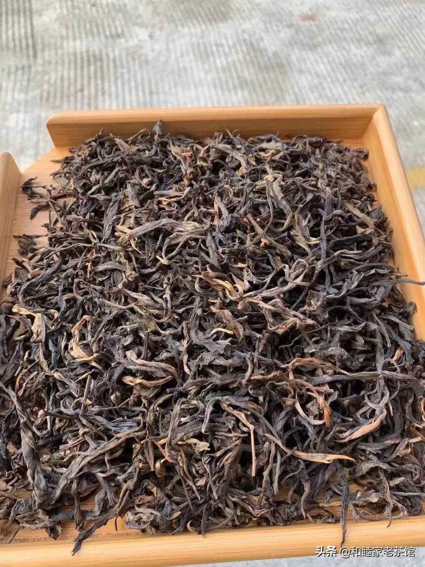 2005年班章古树生茶，条索非常粗壮，打开就可以闻到