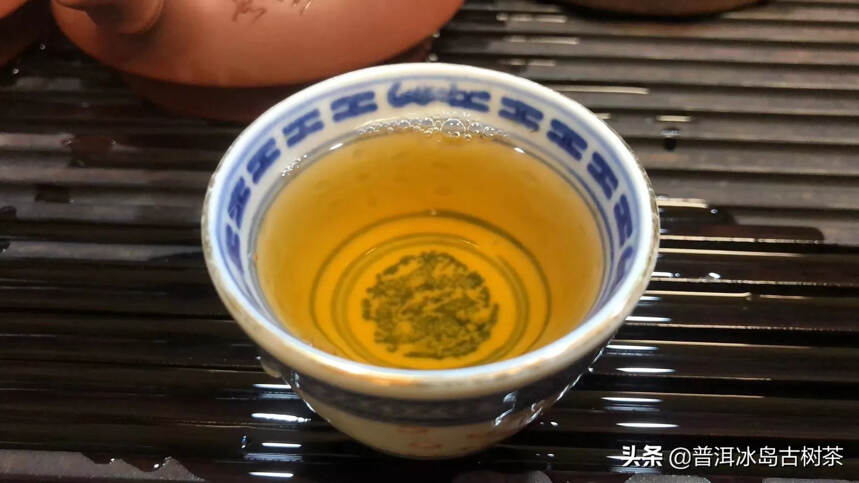 02年班章王生茶，茶低肥厚。杯底留香。性价比超高。