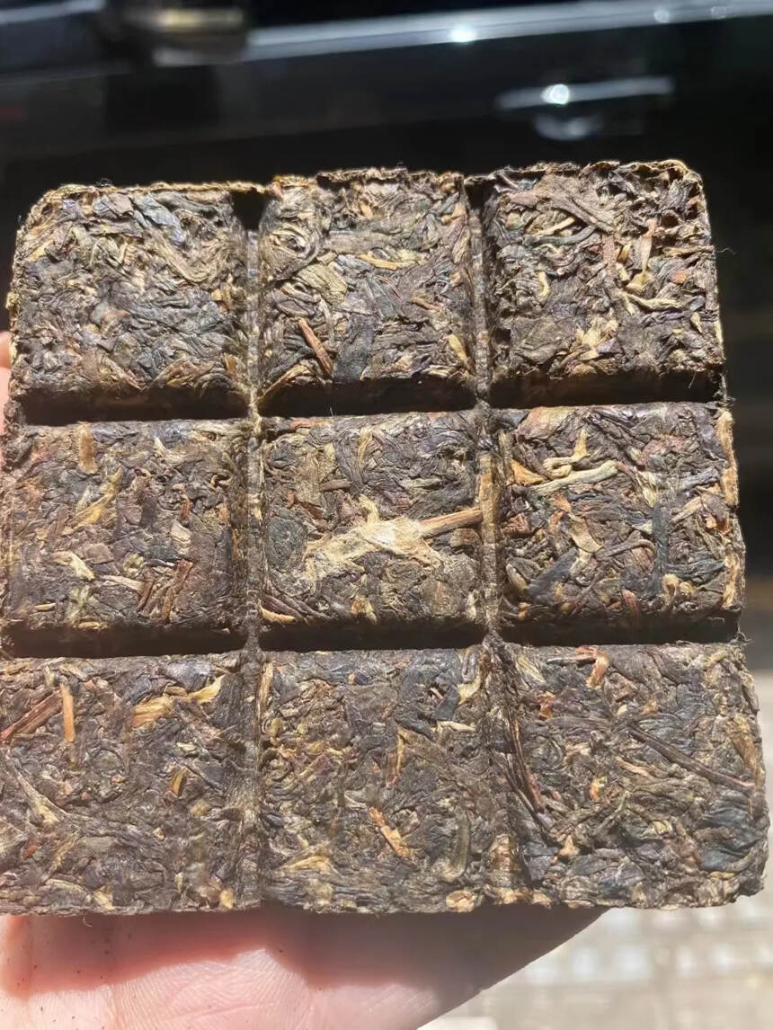 2002年班章茶王小方砖，用的是班章生t茶原料，茶气