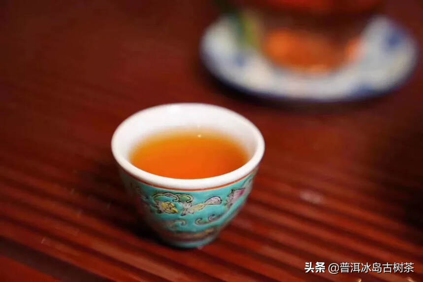 98年7542青饼
少见的油光格纹纸.
外形条索紧细