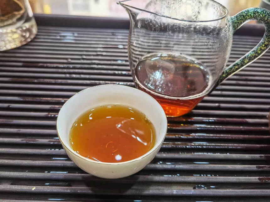 高端
勐海茶厂7542青饼
勐海味，高级醇烟，融合度