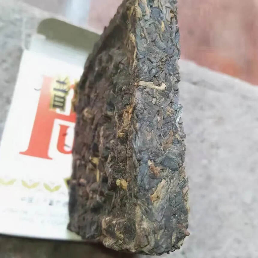 2006年中茶方砖，班章料拼配勐海料，入口醇厚，苦，