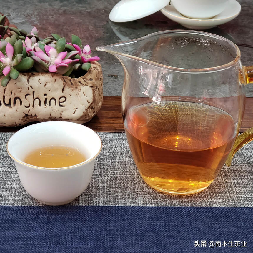 【生茶】
2003年中茶极品13，茶饼乌黑发亮，条索