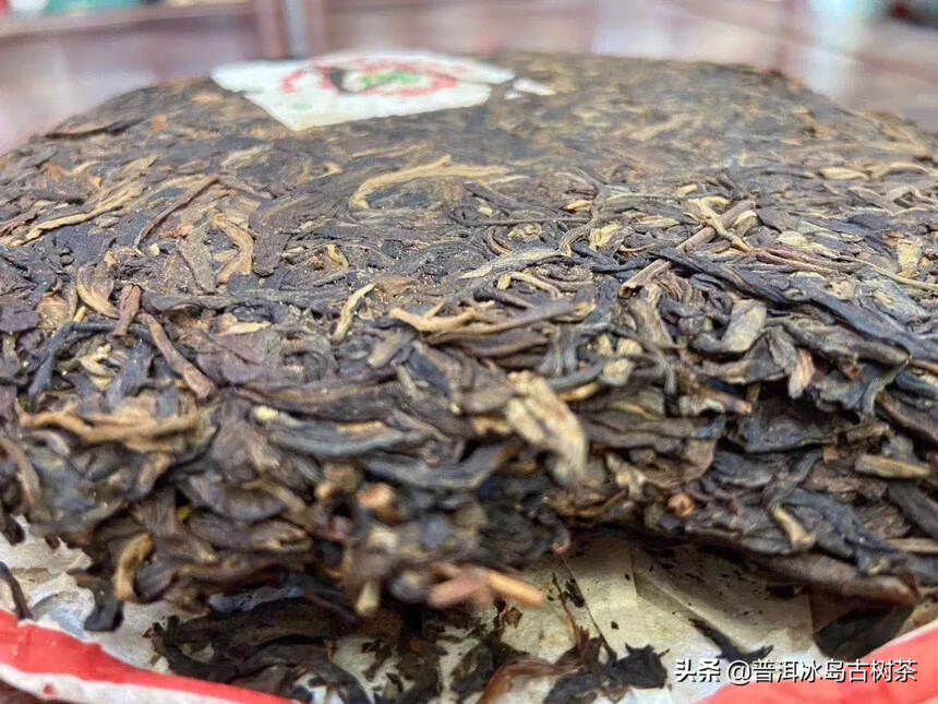 喝老班章的茶，与唱东坡词一样，不宜用小盖碗，也不能只