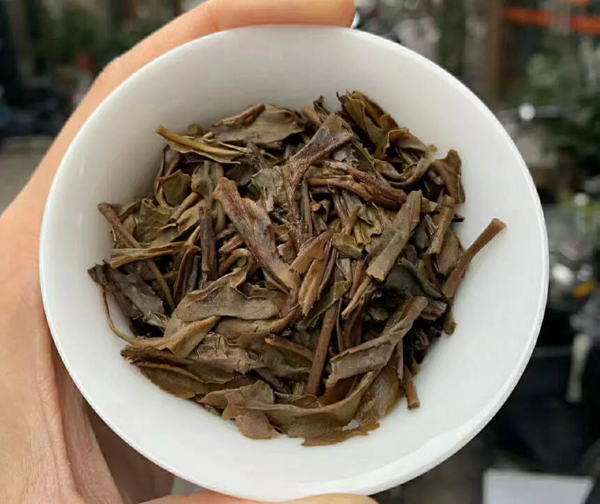 【生茶】
03年苹果绿紫天生茶，布朗山乔木茶纯料，昆