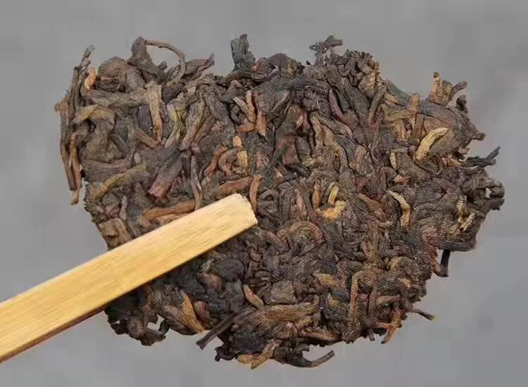 野韵醇香：真正的布朗山系大树茶原料发酵。发酵度适中，