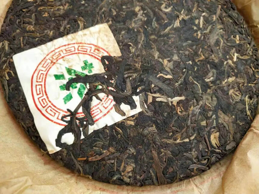 九十年代香港正庄生饼357克，昆明干仓存放，茶汤红亮