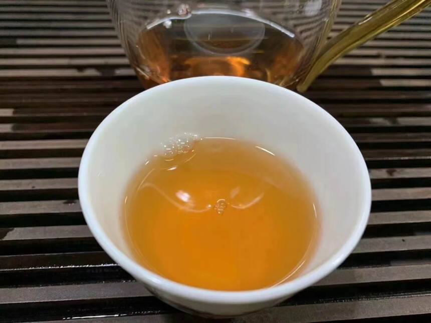 2009年杨聘号茶砖 生茶 
一包4砖 250克一砖