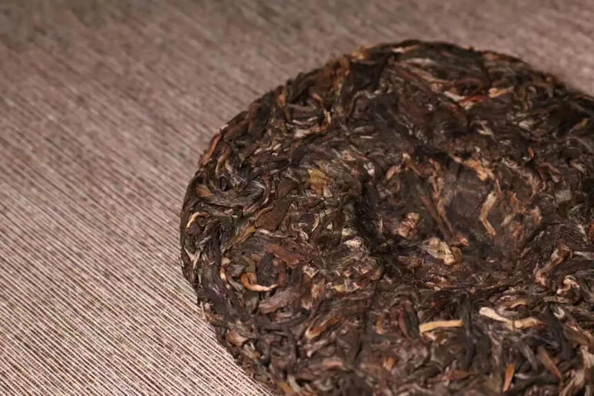 401郑四隆易武百年古树茶
精选易武大树茶压制，云南