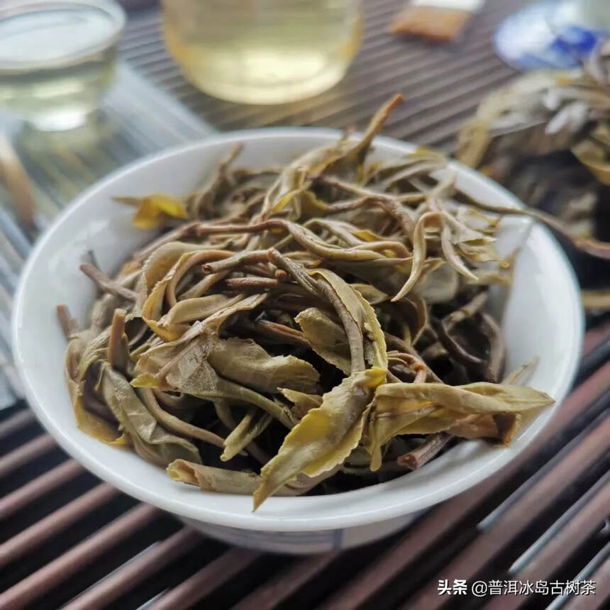 芳丛翳湘竹，零露凝清华。复此雪山客，晨朝掇灵芽。蒸烟