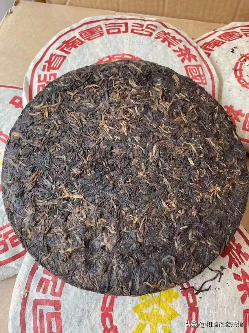 九十年代铁饼黄印老生茶，喝上几泡让你受不了的好茶，茶