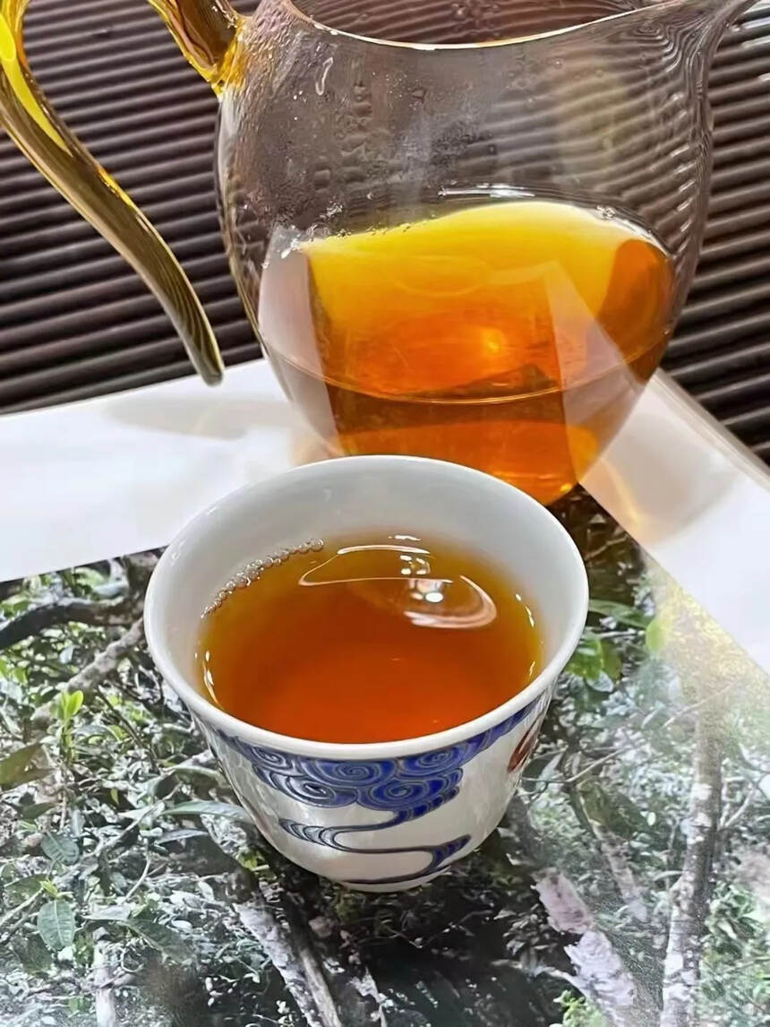 2009年兴海茶厂
班章乔木生态茶王青
入汤的烟香，