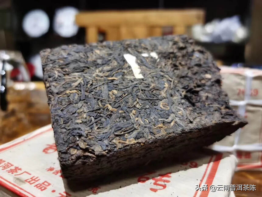 06年7569熟茶砖。
干仓转化！
汤色酒红透亮，陈