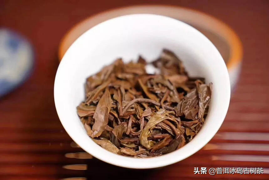 98年7542青饼
少见的油光格纹纸.
外形条索紧细