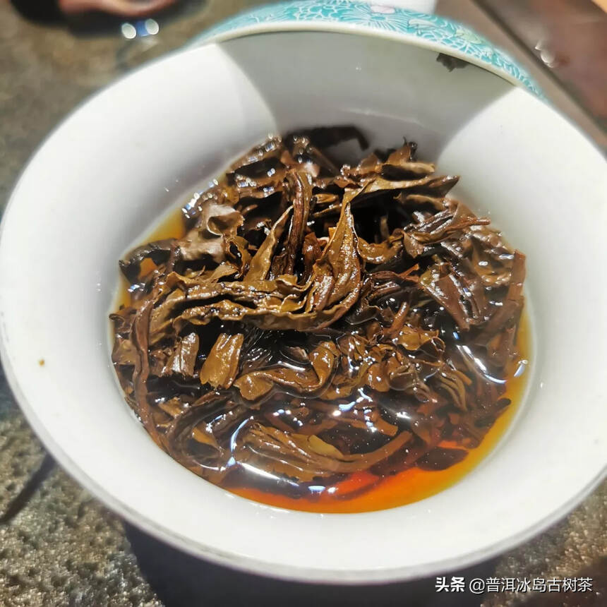 好茶静待有缘人#茶# 80年代红印无纸铁饼，老生茶。