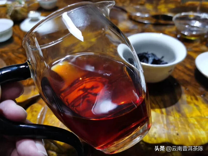 70年代的七三厚砖干仓正，  熟茶Z品
粗燥的外表，