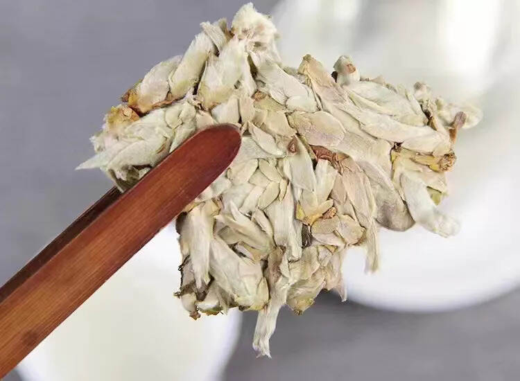 今年的芽苞饼压制成型，百花之香的野生白芽苞，茶汤清亮