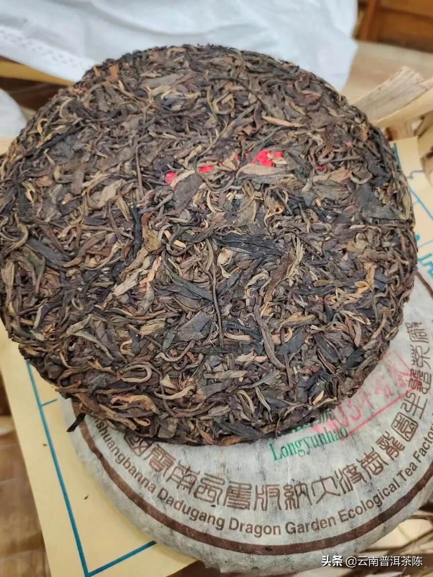 03年龙园号红丝带古茶饼
原厂竹筐一件42饼装，昆明