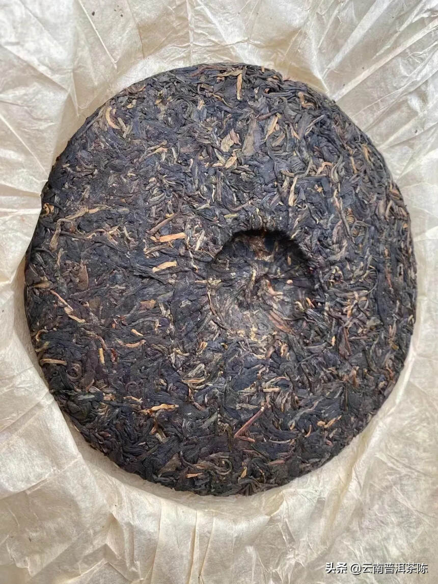 2000年班章老树红紫印
汤醇厚，嗅散茶和茶饼有很突