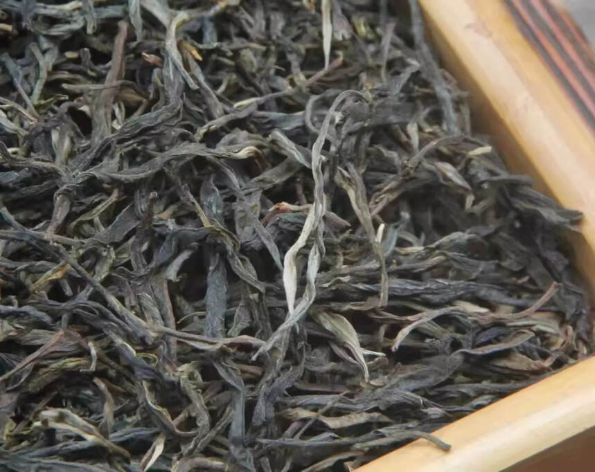 2019年的邦东老树茶 散料还有货
经几年陈化的生茶