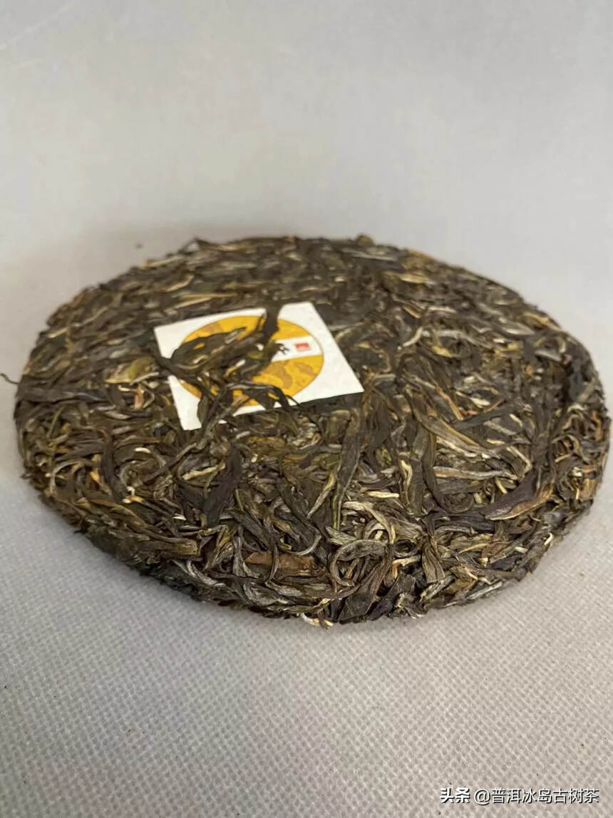 #茶# [微风][微风]娜罕古树茶鲜叶特征：

属邦