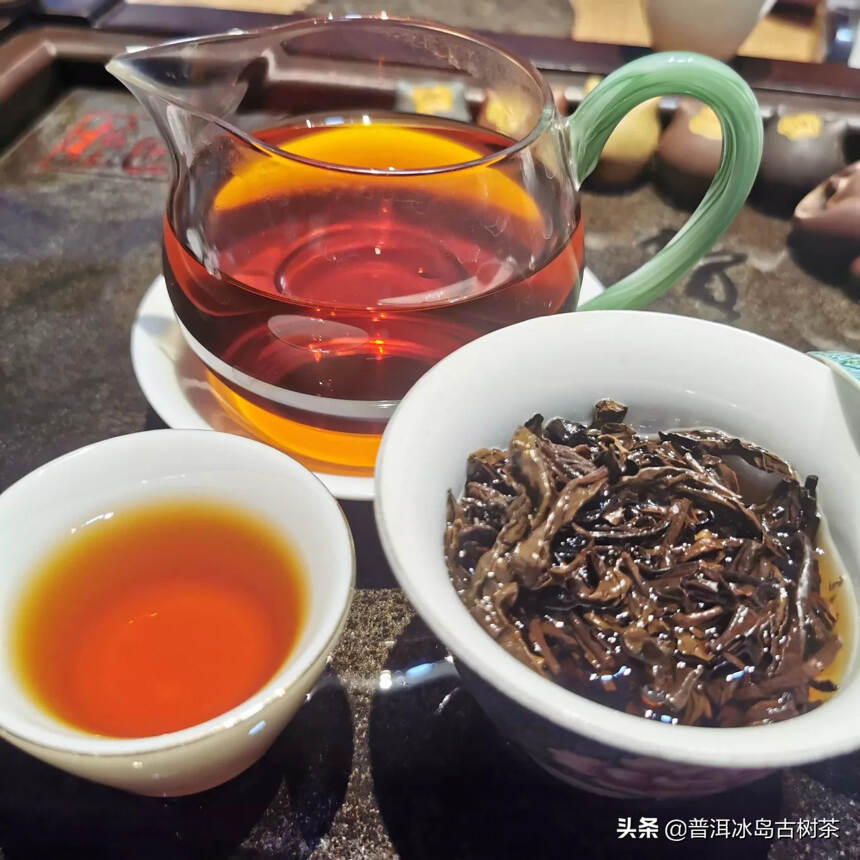 好茶静待有缘人#茶# 80年代红印无纸铁饼，老生茶。