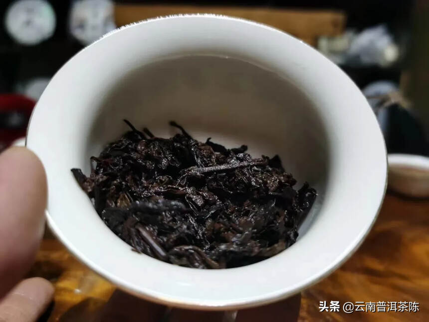 06年7569熟茶砖。
干仓转化！
汤色酒红透亮，陈