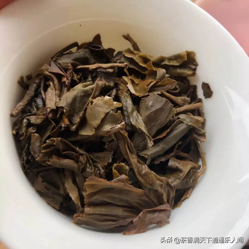 99年黄印艺术字铁饼生茶，干仓老茶！干香回甘，耐泡俱