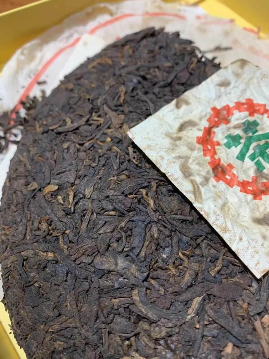 1997年花园茶厂7562熟饼
干仓储存，饼型紧实，