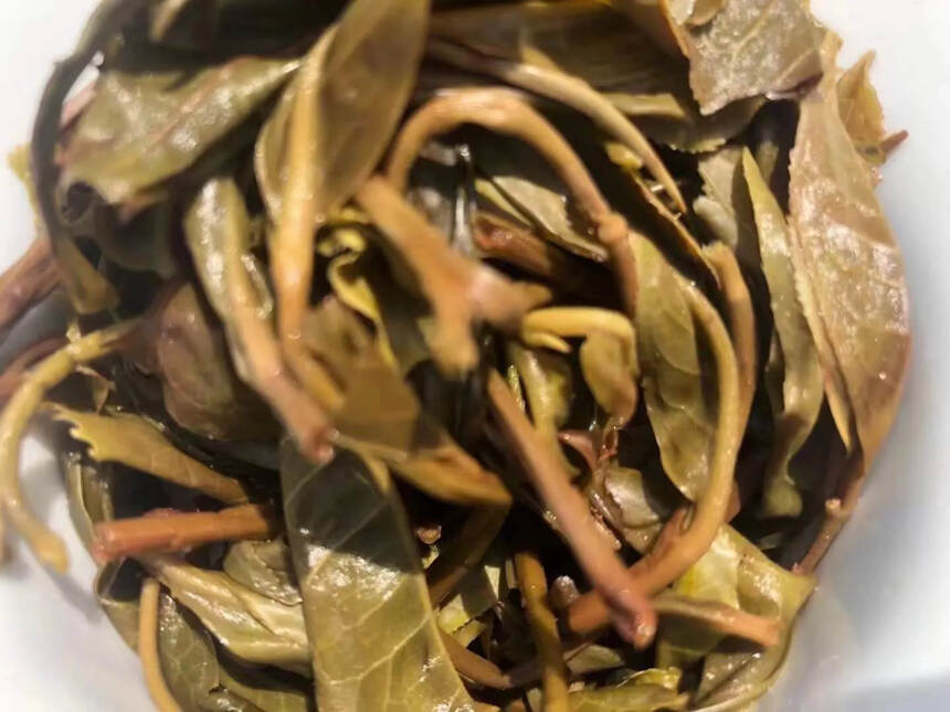 2022年曼糯古树茶，口感非常霸气，细嫩，柔和，温润