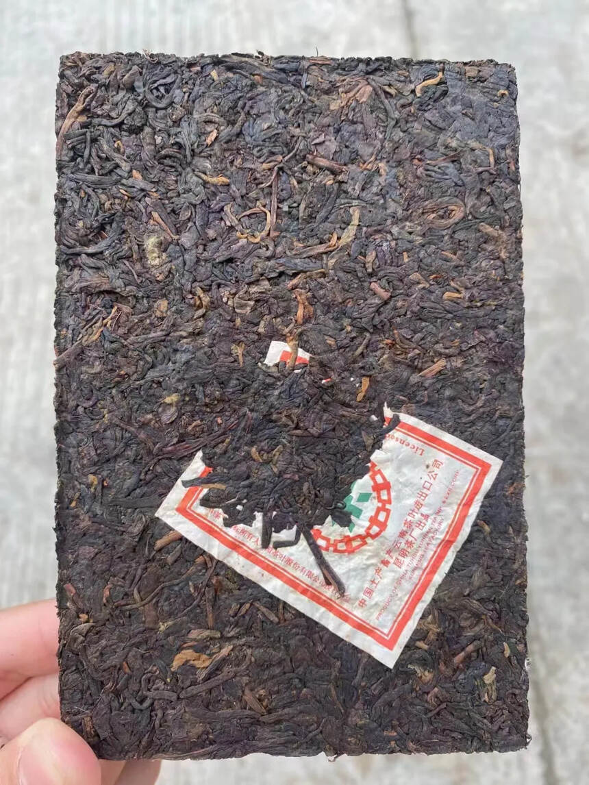 2006年中茶第壹砖，这款茶选料为勐海古树发酵压制而