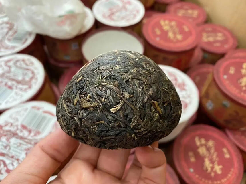 【下关红楼梦沱茶】
下关的甲沱乙沱，大众沱，金丝沱，