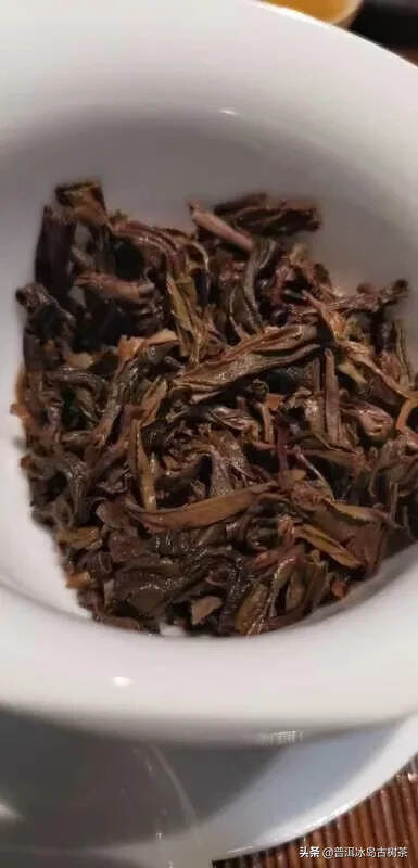 01年绿印生茶，华联定制版。采用倚邦山原料压制而成，