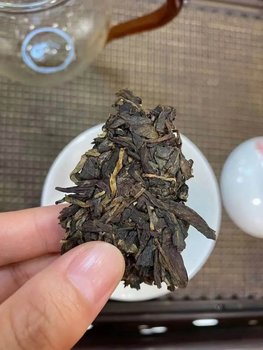 2004年何仕华景迈古树茶普洱生茶，
    茶叶干