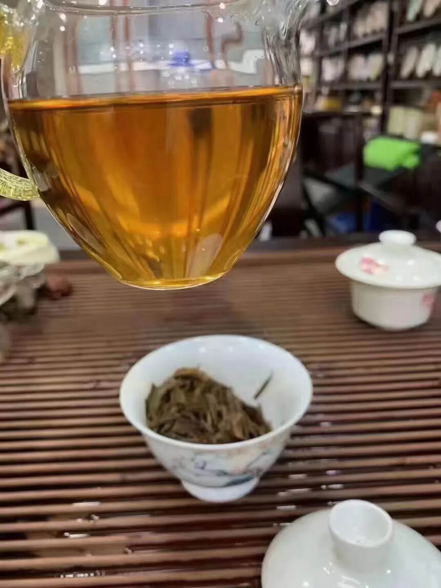 2012年凤牌金奖乔木王古树生茶，357克/片，
茶