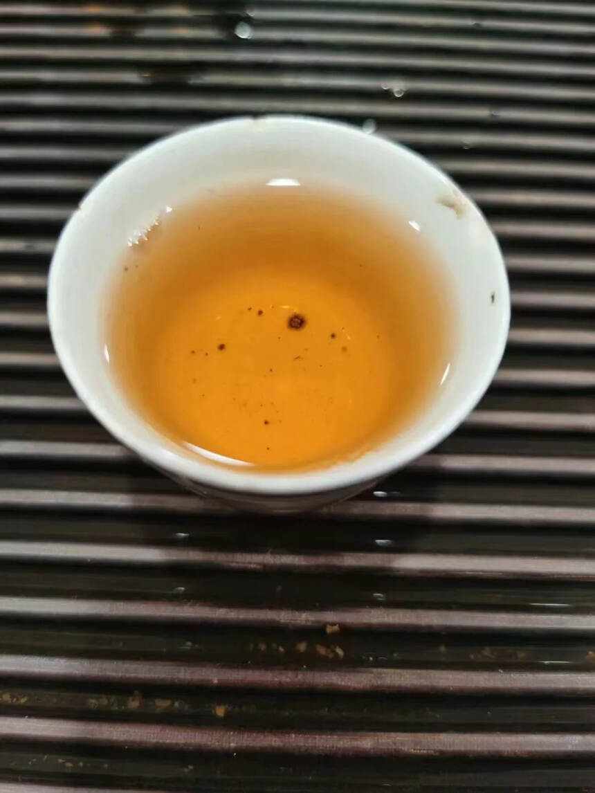 2006年 海鑫堂 金牌普洱沱茶 250克一沱。
中