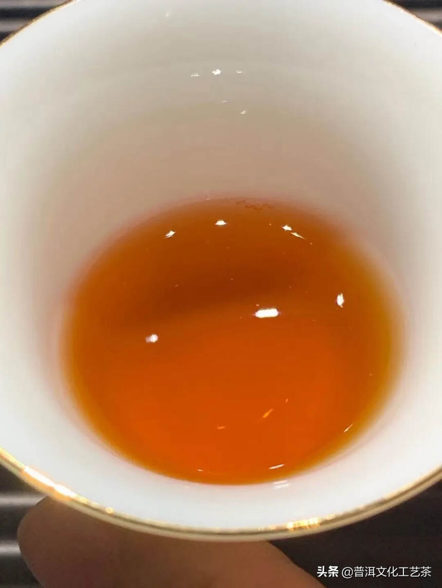 2000年班章有机生态茶公章饼
绝版好货
茶饼外形圆