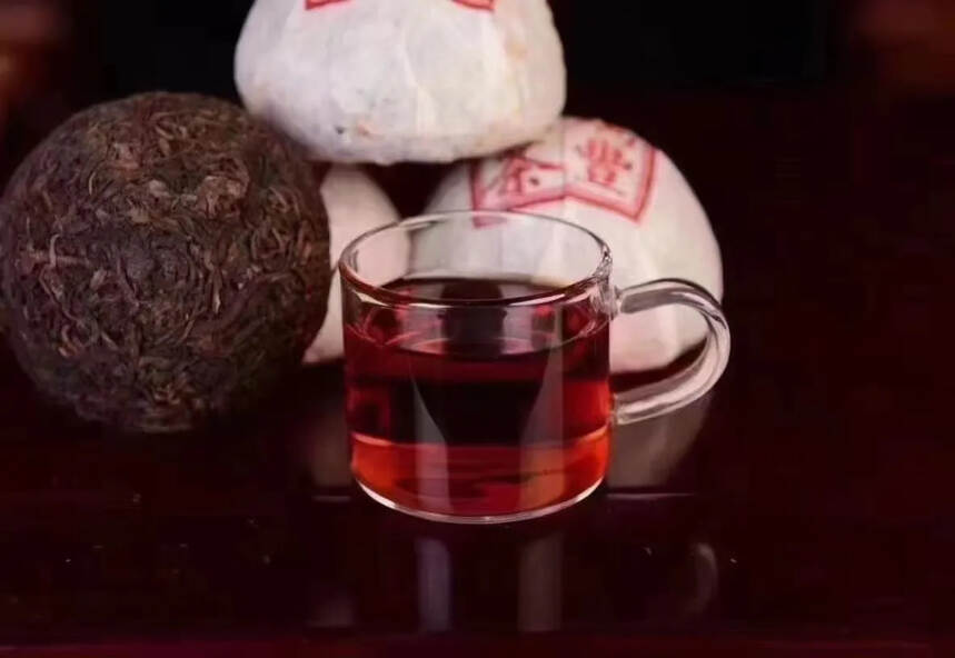 2004年瑞丰陈年熟沱茶，100克/个。