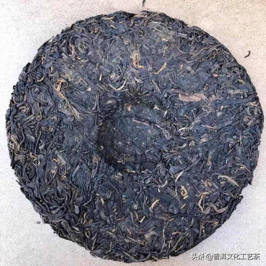 九十年代同慶老號生茶饼  
由于长时间的存放 茶叶的