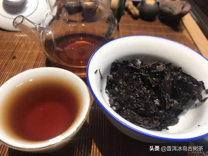 80年代格纹纸红丝带黄片生茶砖，药香明显，甜味足！一