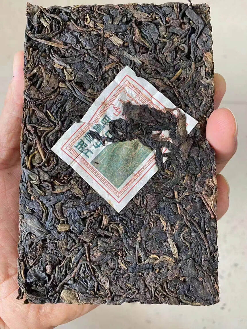 2002年班章古茶砖一款集烟韵与口感于一身的古茶砖，