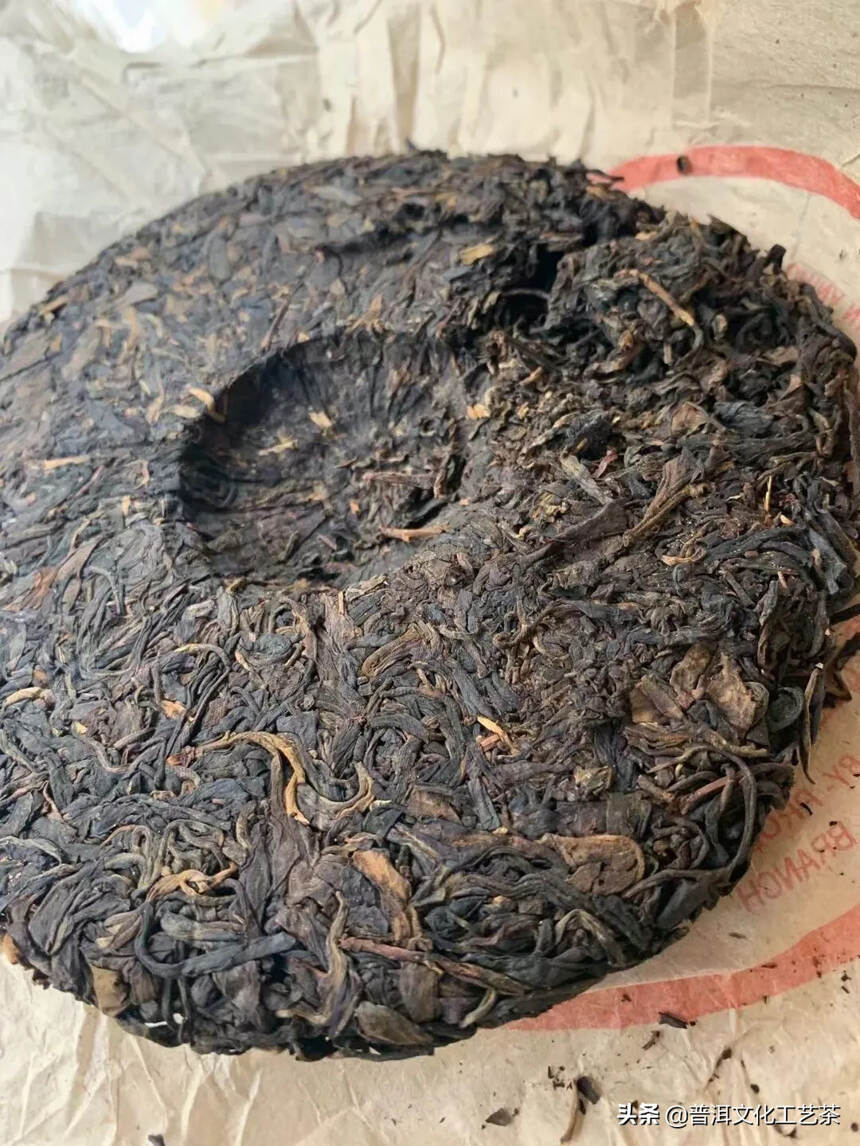 2000年班章有机生态茶公章饼
绝版好货
茶饼外形圆