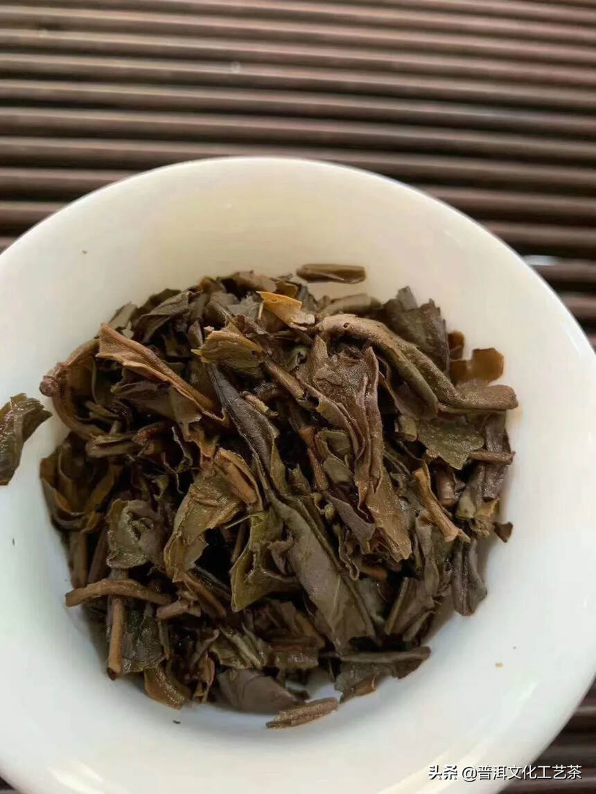 2006年象明茶厂攸乐山老树石磨饼，400克/片，回