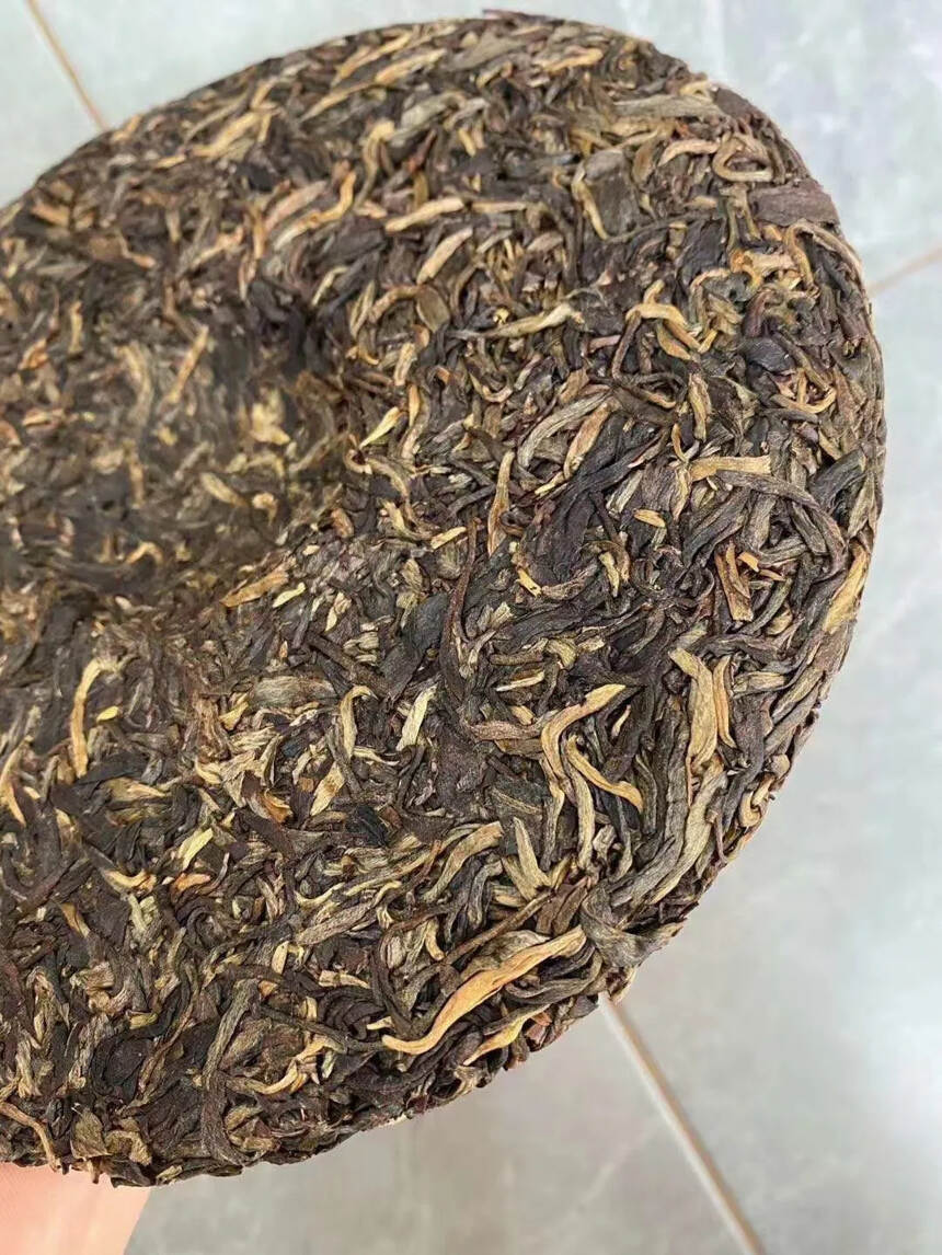 2014年凤牌 冰岛古树茶，357克/片，7片/提，